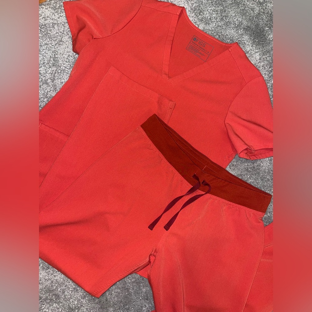 Figs scrubs. Size medium. Clay colored. - Picture 1 of 1
